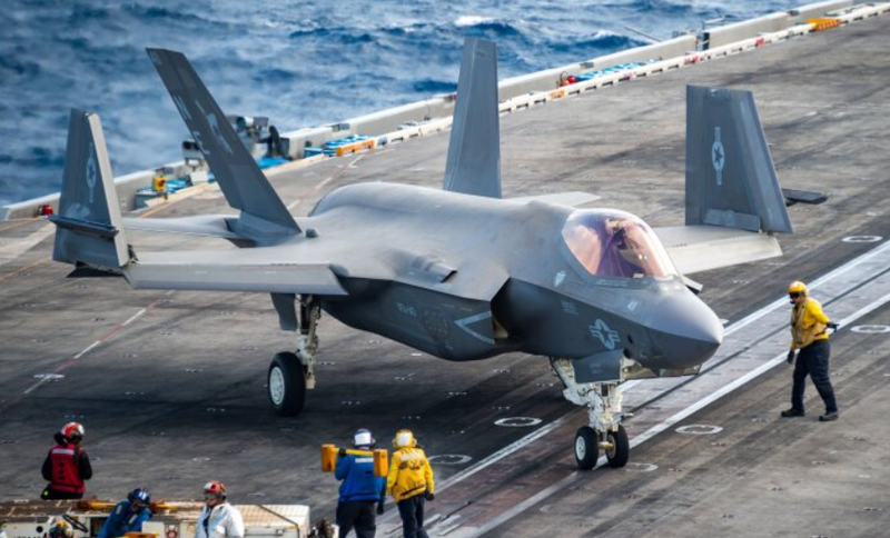 Máy bay chiến đấu thế hệ thứ năm F-35C của Hải quân Mỹ trên siêu tàu sân bay lớp Nimitz. Ảnh: Military Watch. tau san bay phap.png