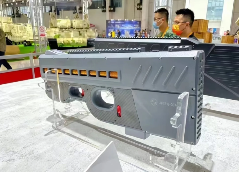 Công nghệ này ban đầu được công bố vào năm 2023 và được phát triển như một loại vũ khí không gây chết người để sử dụng trong kiểm soát bạo loạn. Ảnh: CCTV. Súng điện từ không tụ của Trung Quốc bắn 3.000 viên phút Vũ khí thay đổi chiến tranh tương lai 3.png