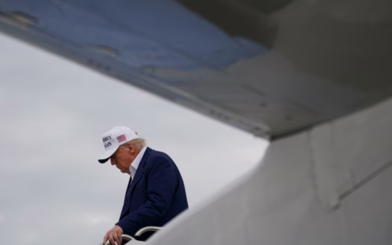 Tổng thống Mỹ Donald Trump bước xuống chiếc Không lực Một vào Chủ nhật tuần trước. Ảnh: Reuters. Đàm phán hòa bình Nga-Ukraine bế tắc, ông Trump tính bỏ cuộc và trừng phạt Moscow 3.png