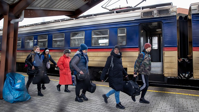 Nhiều người dân đến từ Ukraine đang xuống tàu tại nhà ga xe lửa ở Ba Lan. Ảnh: Getty.