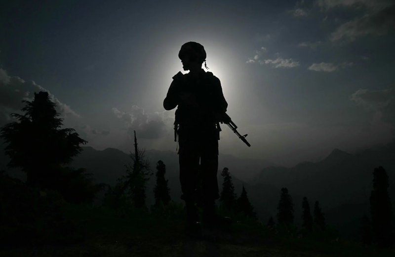 Một người lính quân đội Ấn Độ đứng gác gần Đường kiểm soát ở khu vực Kashmir của Ấn Độ vào ngày 19/5. Ấn Độ và Pakistan đã xảy ra xung đột vũ trang dọc theo biên giới chung vào đầu tháng này. Ảnh: AFP. Quyen ap thue cua Tong thong Donald Trump 2.png
