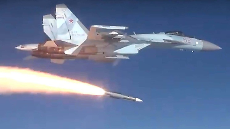 Máy bay chiến đấu Su-35 bắn tên lửa R-37M. Ảnh: MW. Nga trien khai dau dan hat nhan cho S-400 2.jpeg