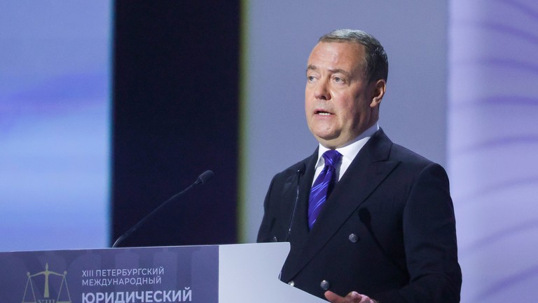 Phó Chủ tịch Hội đồng An ninh Nga Dmitry Medvedev tại St. Petersburg, Nga, ngày 20/5. Ảnh: RT.