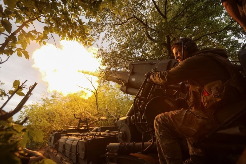 Một binh sĩ Ukraine bắn pháo tự hành về phía các vị trí của Nga ở khu vực Donetsk vào ngày 30/5. Ảnh: Reuters.