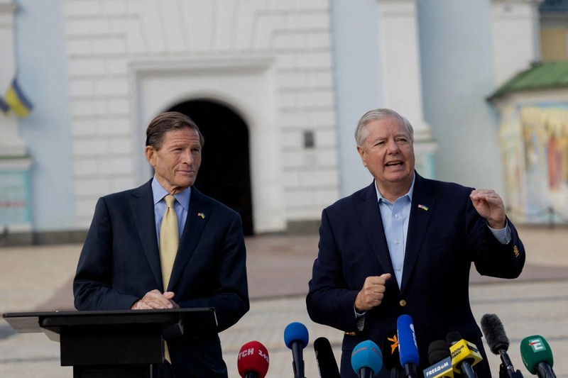 Thượng nghị sĩ Mỹ Lindsey Graham (phải) và Richard Blumenthal phát biểu trong một cuộc họp báo ở Kiev vào ngày 30/5. Ảnh: AFP. Dự luật trừng phạt Nga gây chấn động Ông Trump sẽ ra tay hay tiếp tục nhượng bộ ông Putin 2.jpg