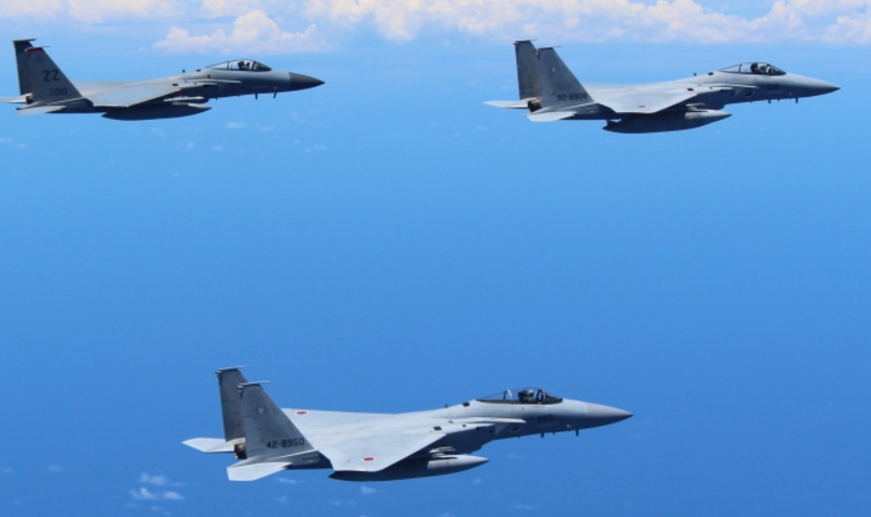 Máy bay chiến đấu F-15J của Lực lượng Phòng vệ Nhật Bản và máy bay chiến đấu F-15C của Không quân Mỹ. Ảnh: MW. F-47 chien dau co My 2.png