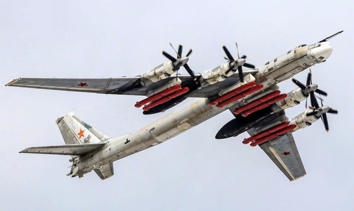 Máy bay ném bom Tu-95MSM với 8 tên lửa hành trình Kh-101/102. Ảnh: MW.