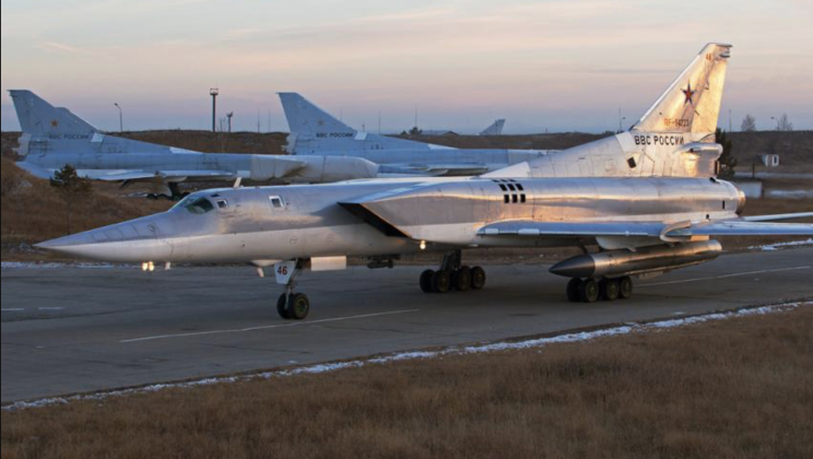 Máy bay ném bom Tu-22M3 tại căn cứ không quân Belaya bị nhắm mục tiêu trong Chiến dịch "Mạng nhện" của Ukraine. Ảnh: MW Chương trình PAK DA Hy vọng cuối cùng của Nga sau tổn thất Tu-95 và Tu-22M3 2.png