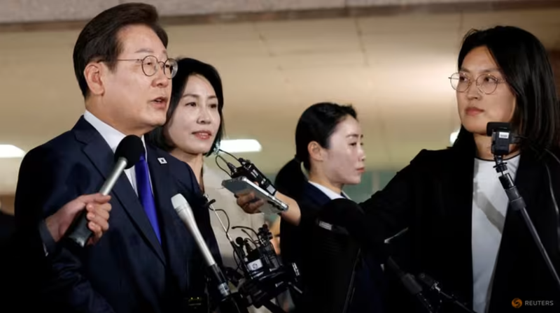 Ông Lee Jae-myung phát biểu khi rời đi gặp những người ủng hộ mình tại Incheon, Hàn Quốc, ngày 3/6. Ảnh: Reuters. Tong thong Han Quoc 2.png