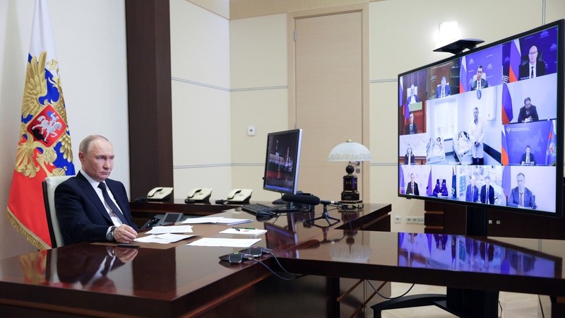 Tổng thống Nga Vladimir Putin chủ trì cuộc họp với các thành viên chính phủ qua hội nghị truyền hình. Ảnh: Sputnik.