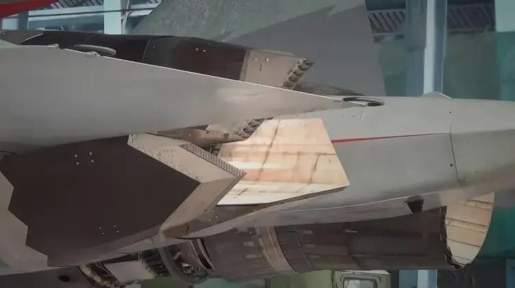 Nguyên mẫu Su-57 với động cơ AL-51F-1. Ảnh: MW. Nga đề nghị chia sẻ mã nguồn tuyệt mật của Su-57 nếu Ấn Độ đồng ý mua 3.jpg