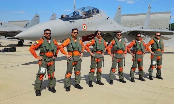 Các phi công Ấn Độ chụp ảnh cùng chiếc Su-30MKI. Ảnh: MW. Nga đề nghị chia sẻ mã nguồn tuyệt mật của Su-57 nếu Ấn Độ đồng ý mua 4.jpg