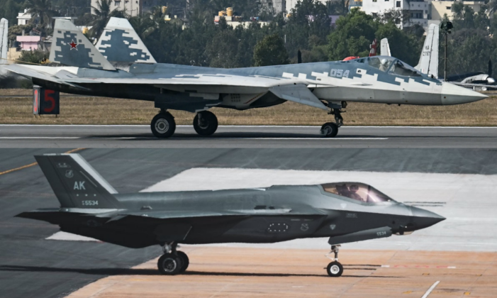 Su-57 và F-35 tại Triển lãm Aero India 2025. Ảnh: MW. Nga đề nghị chia sẻ mã nguồn tuyệt mật của Su-57 nếu Ấn Độ đồng ý mua 5.png