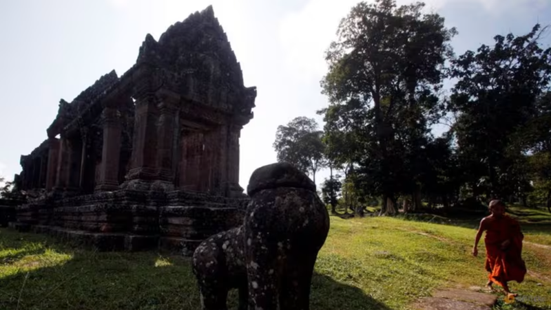 Một nhà sư đến thăm đền Preah Vihear ở biên giới giữa Thái Lan và Campuchia ngày 12/11/2013. Ảnh: Reuters.