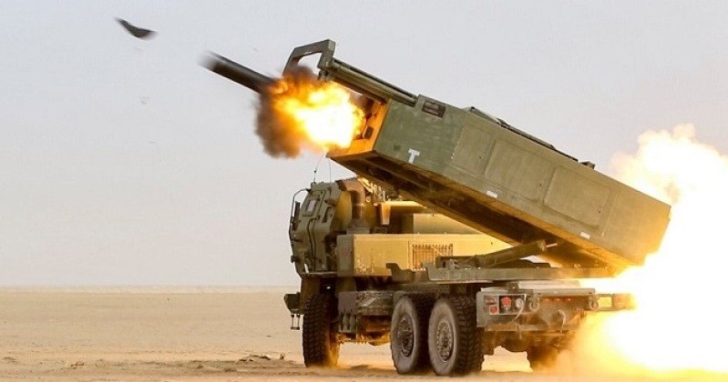 Tên lửa GMLRS được phóng từ hệ thống HIMARS. Ảnh: MW. HIMARS đối đầu Iskander-M Đòn chính xác của Ukraine phá hủy 3 bệ phóng tên lửa đạn đạo của Nga 2.jpg