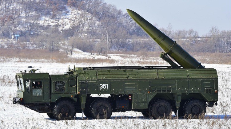 Bệ phóng tên lửa đạn đạo từ hệ thống Iskander-M. Ảnh: MW. HIMARS đối đầu Iskander-M Đòn chính xác của Ukraine phá hủy 3 bệ phóng tên lửa đạn đạo của Nga 3.jpg