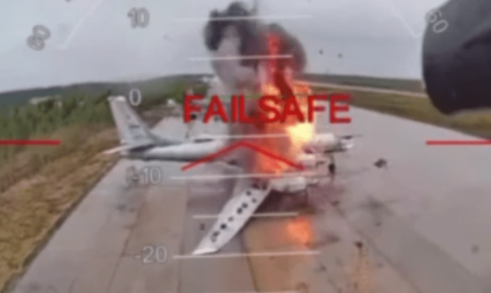 Máy bay ném bom Tu-95MS bị bắn trúng trong cuộc tấn công vào căn cứ không quân Belaya ngày 1/6. Ảnh: MW. Căn cứ Tu-160 của Nga bị tập kích Ukraine đánh phủ đầu trước đợt không kích lớn 2.png