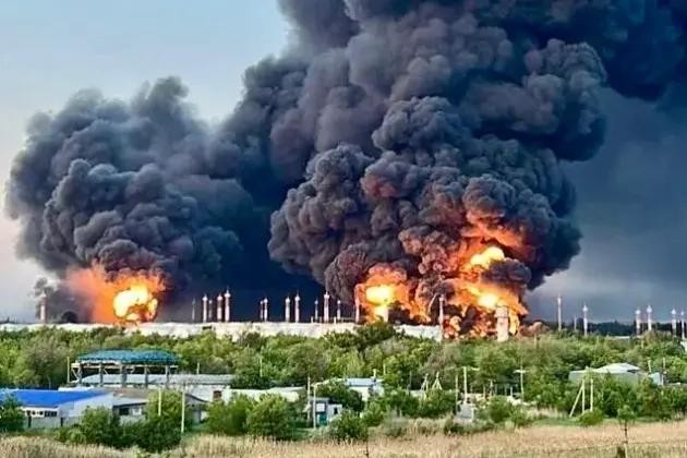 Các thùng nhiên liệu bốc cháy sau cuộc tấn công của Ukraine nhằm vào căn cứ Engels-2. Ảnh: MW. Căn cứ Tu-160 của Nga bị tập kích Ukraine đánh phủ đầu trước đợt không kích lớn 3.jpg