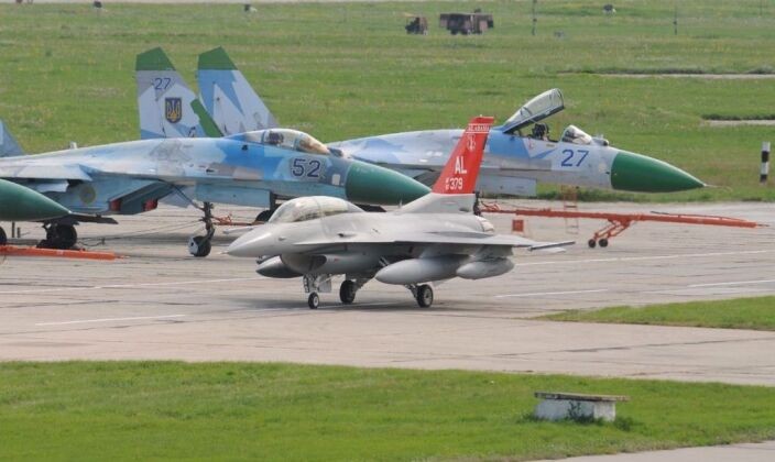 Máy bay Su-27 của Ukraine (phía sau) và F-16D. Ảnh: MW. Su-27 già cỗi lập kỳ tích Tiêu diệt hệ thống phòng không Nga bằng tên lửa của Mỹ 2.jpg