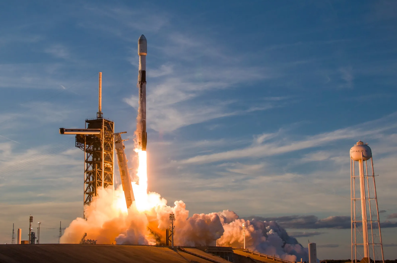 Một vụ phóng tên lửa của SpaceX. Ảnh: Getty. Elon Musk bị ông Trump trảm hợp đồng, Mỹ đối mặt khủng hoảng không gian 2.png