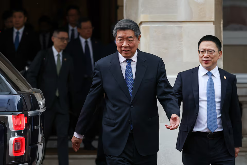 Phó Thủ tướng Trung Quốc Hà Lập Phong rời Lancaster House vào ngày thứ hai diễn ra các cuộc đàm phán thương mại giữa Mỹ và Trung Quốc tại London, Anh ngày 10/6. Ảnh: Reuters.