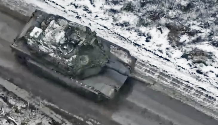 Xe tăng M1A1 Abrams của Quân đội Ukraine trong Chiến dịch Tiền tuyến Đầu tiên vào tháng 2/2024. Ảnh: MW. Xe tăng Abrams thất thủ ở Ukraine 87% bị xóa sổ, Nga sở hữu nhiều hơn Ukraine 3.png