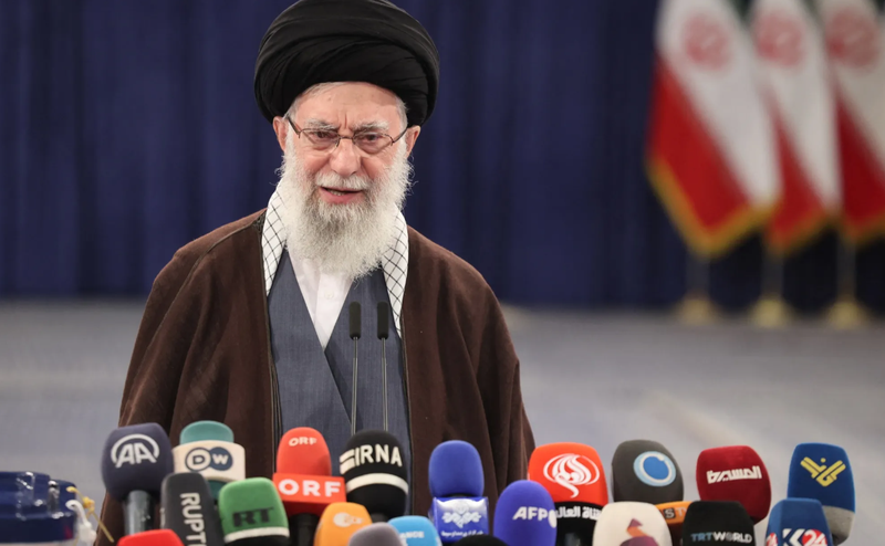 Lãnh tụ Tối cao Iran Ayatollah Ali Khamenei tuyên bố Israel sẽ phải chịu "sự trừng phạt nghiêm khắc". Ảnh: Bloomberg. Iran trả đũa 5 đòn phản công có thể khiến Trung Đông bùng cháy và giá dầu toàn cầu tăng vọt 3.png