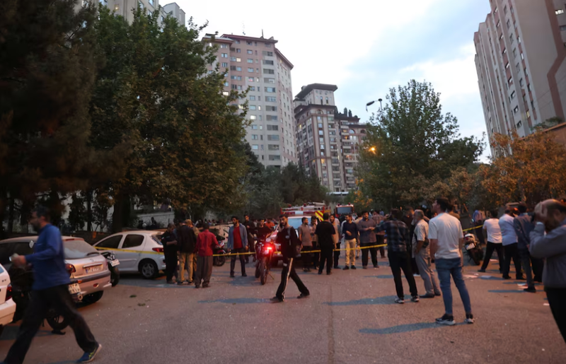 Mọi người tụ tập trên đường phố sau cuộc không kích của Israel, tại Tehran, Iran, ngày 13/6. Ảnh: Reuters. Israel tan cong Iran.png