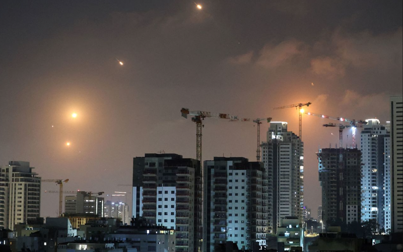 Bức ảnh cho thấy vệt tên lửa trên bầu trời phía trên thành phố Netanya, Israel hôm 13/6. Ảnh: AFP. Iran tan con tra dua 2.png