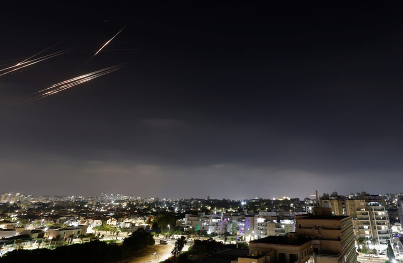 Tên lửa phóng từ Iran bị đánh chặn, nhìn từ thành phố Ashkelon, Israel. Ảnh: Reuters.