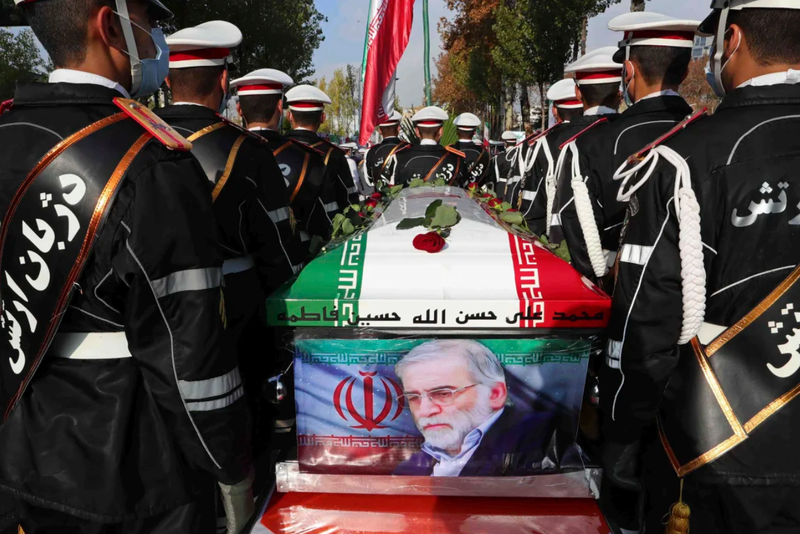Các quân nhân đứng gần quan tài phủ cờ của ông Mohsen Fakhrizadeh trong lễ tang của ông tại Tehran, Iran ngày 30/11/2020. Ảnh: Reuters. Tinh bao Israel tan cong Iran 3.png
