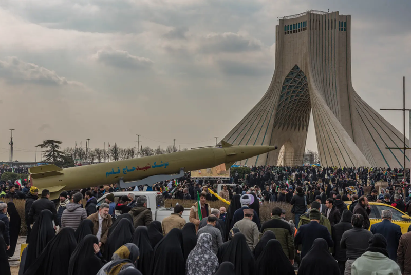 Một tên lửa Haj Qassem do Iran sản xuất được trưng bày trên đường phố Tehran vào ngày 10/2. Ảnh: AFP. Haj Qassem, tên lửa dẫn đường mới của Iran vượt Vòm Sắt, đe dọa cả THAAD Mỹ.png
