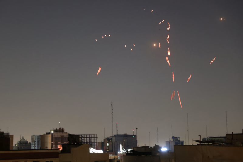 Hệ thống phòng không của Iran thắp sáng bầu trời đêm ở Tehran trong hôm 14/6. Ảnh: WSJ. Tình báo Israel dùng UAV giá rẻ xé toang lá chắn tên lửa Iran như thế nào 1.png