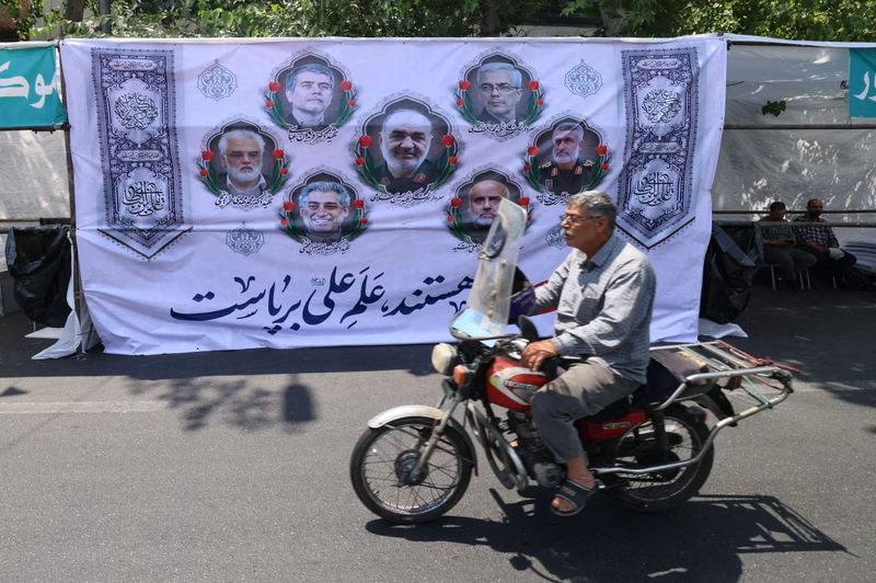 Một biểu ngữ hiển thị chân dung các tướng lĩnh và nhà khoa học hạt nhân Iran thiệt mạng trong các cuộc tấn công gần đây của Israel. Ảnh: WSJ. Tình báo Israel dùng UAV giá rẻ xé toang lá chắn tên lửa Iran như thế nào 5.png