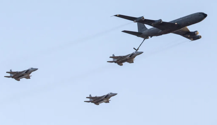 KC-707 tiếp nhiên liệu cho F-15 của Israel. Ảnh: MW. Mỹ điều hơn 30 máy bay tiếp dầu áp sát Trung Đông Dấu hiệu chuẩn bị tham chiến với Iran.png