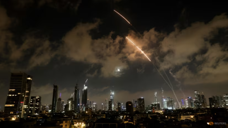 Một hệ thống chống tên lửa hoạt động khi tên lửa được phóng từ Iran, nhìn từ Tel Aviv, Israel vào ngày 18/6. Ảnh: Reuters. Iran cảnh báo hậu quả không thể đảo ngược sau khi ông Trump dọa loại bỏ lãnh tụ tối cao 2.png