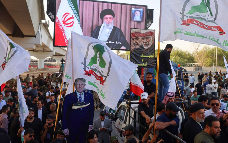 Những người ủng hộ Iran cầm hình Tổng thống Mỹ Donald Trump trong một cuộc biểu tình ở Baghdad, Iraq gần đại sứ quán Mỹ vào ngày 16/6. Ảnh: AFP. Iran sẽ đáp trả thế nào nếu Mỹ can thiệp quân sự 4.png