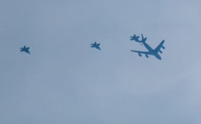 Chiến đấu cơ F-35A hướng về phía Nam từ căn cứ quân sự Lakenheath (Anh) với sự hỗ trợ của máy bay tiếp dầu. Ảnh: MW. Mỹ ồ ạt điều F-35, F-22 tới Trung Đông Có đủ đè bẹp mạng lưới phòng không dày đặc của Iran 2.png