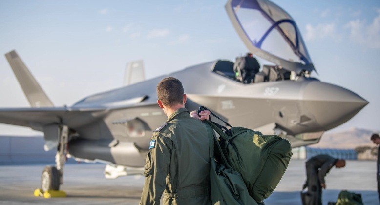 Phi công Israel bên cạnh một chiến đấu cơ F-35I. Ảnh: MW. F-35 tiếp tục bị hạ gục Iran khẳng định bắn hạ chiến đấu cơ Israel sâu trong lãnh thổ 3.jpeg