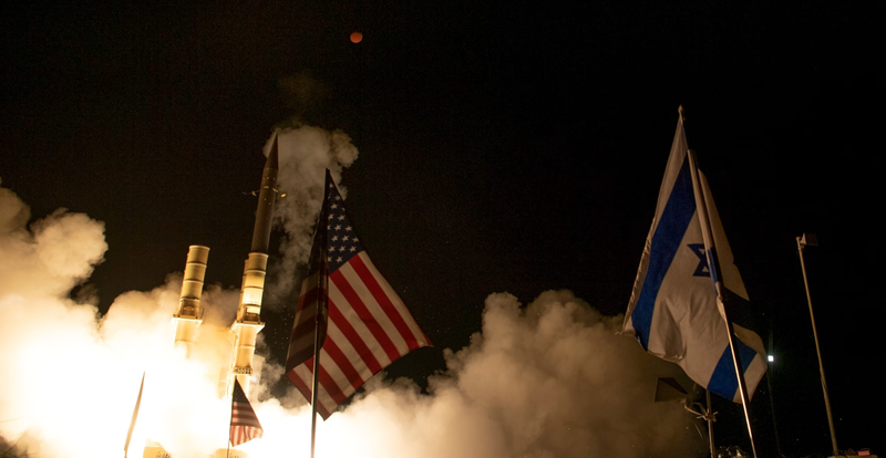 Một vụ phóng thử tên lửa đánh chặn Arrow-3 vào năm 2022. Ảnh: WSJ. Israel cạn tên lửa đánh chặn giữa làn mưa đạn từ Iran, Mỹ cấp tốc viện trợ 2.png
