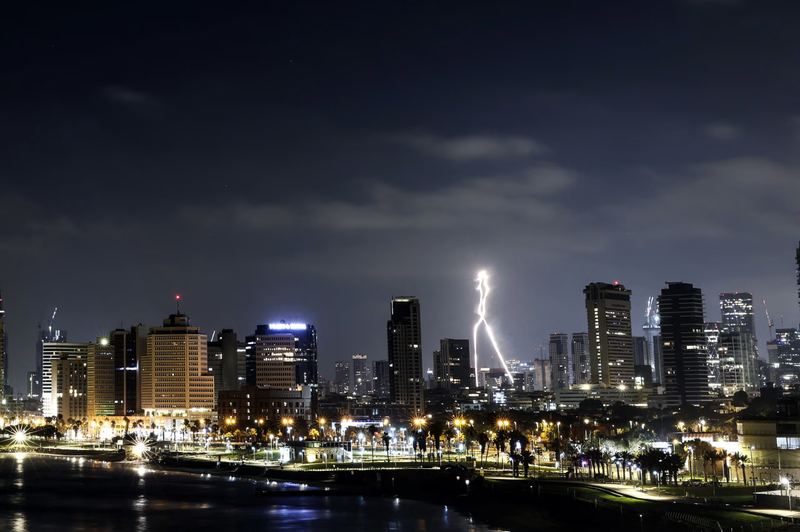 Một tên lửa đánh chặn đang đánh chặn một tên lửa đang bay tới trên bầu trời Tel Aviv vào tuần này. Ảnh: WSJ. Israel thiệt hại hàng trăm triệu USD mỗi ngày, nguy cơ buộc phải xuống thang với Iran 2.png