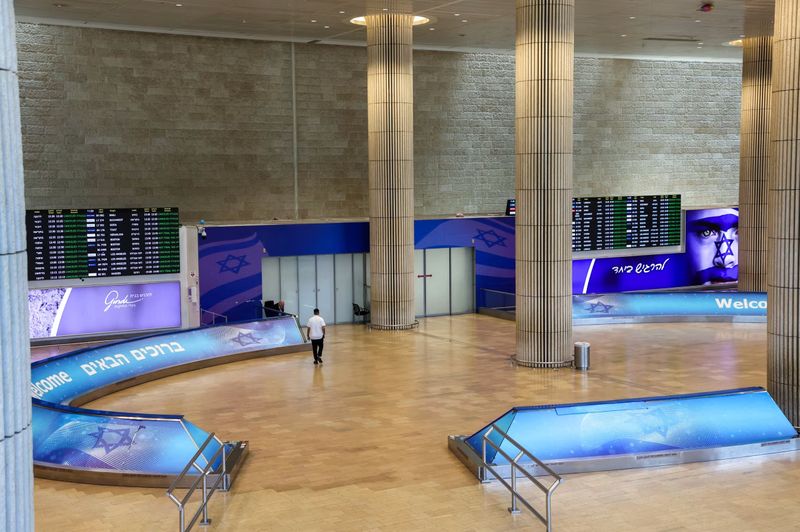 Sảnh đến tại Sân bay Ben Gurion gần Tel Aviv gần như trống rỗng vào ngày 13/6 sau khi Israel đóng cửa không phận đối với các chuyến bay cất và hạ cánh. Ảnh: WSJ. Israel thiệt hại hàng trăm triệu USD mỗi ngày, nguy cơ buộc phải xuống thang với Iran 3.png