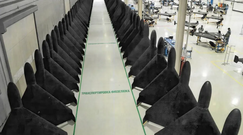Một góc nhìn bên trong nhà máy của Nga, nơi đang diễn ra hoạt động sản xuất UAV Shahed của Iran theo giấy phép. Ảnh: TWZ. Triều Tiên đưa hàng nghìn lao động tới Nga hỗ trợ sản xuất UAV và tái thiết chiến trường 3.png