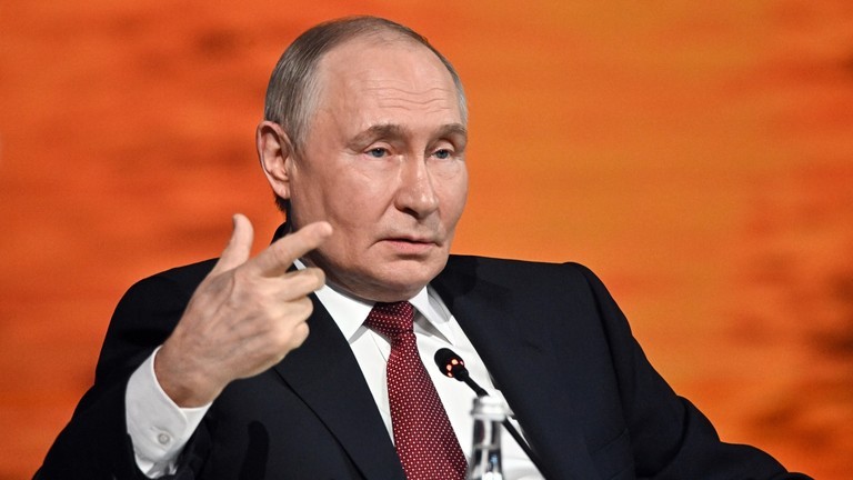 Tổng thống Nga Vladimir Putin tại phiên họp toàn thể của Diễn đàn Kinh tế Quốc tế St. Petersburg lần thứ XXVIII. Ảnh: Sputnik.