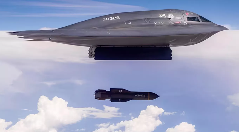 Máy bay ném bom tàng hình B-2 Spirit ném bom xuyên phá boong-ke trong một cuộc thử nghiệm. Ảnh: Getty.