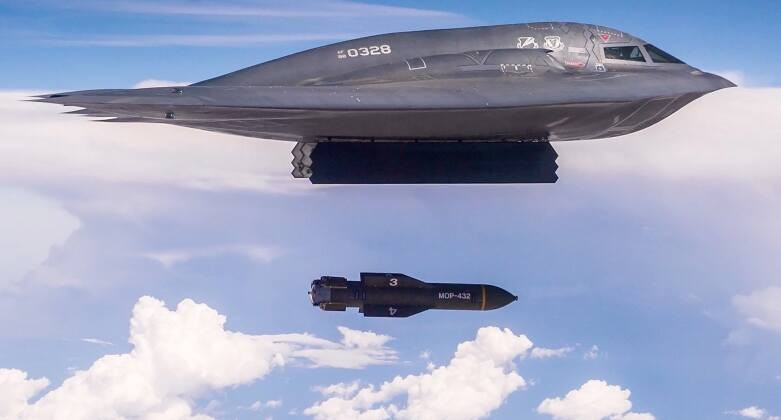 B-2 Spirit thả bom GBU-57 trong quá trình thử nghiệm. Ảnh: MW. Bóng ma B-2 Spirit được Mỹ điều đến đâu trước đòn không kích Iran 2.jpeg