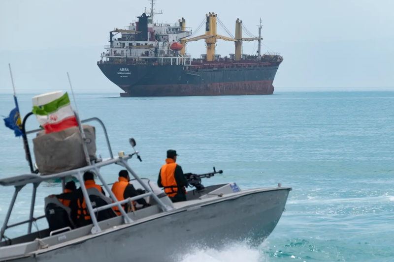 Một tàu cao tốc của Lực lượng Vệ binh Cách mạng Hồi giáo (IRGC) đang di chuyển dọc theo Vịnh Ba Tư gần một tàu chở hàng. Ảnh: Getty. Iran dọa đóng Eo biển Hormuz sau cuộc không kích của Mỹ, giá dầu có thể tăng 50% 2.png