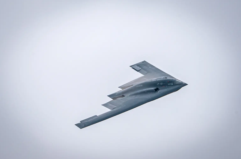 Máy bay ném bom B-2 Spirit của Mỹ. Ảnh: Reuters. Loại bom trị giá 500 triệu USD mà Mỹ dùng để tấn công cơ sở hạt nhân Iran 3.png