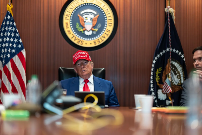 Tổng thống Donald Trump thảo luận với các quan chức cấp cao bên trong Phòng Tình huống trong lúc Mỹ tấn công cơ sở hạt nhân Iran. Ảnh: NYPost.