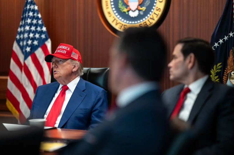 Tổng thống Trump thảo luận với các quan chức cấp cao trong Phòng Tình huống trước khi tấn công cơ sở hạt nhân Iran. Ảnh: NYPost. Trump phong tinh huong 5.png